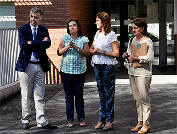 La alcaldesa visitando el colegio