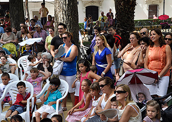 Niños en los Jardines del Prado para presenciar el espectáculo de títeres