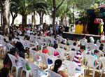 Niños en los Jardines del Prado para presenciar el espectáculo de títeres