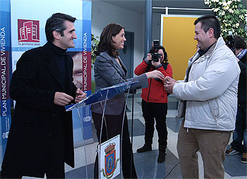 Rosa Romero en la entrega de llaves