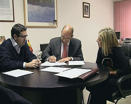 Miguel Angel Rodríguez y representantes de Caja Rural firman el contrato de confirming que agilizará los pagos a proveedores
