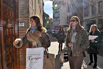 La alcaldesa visitando a las Madres Carmelitas