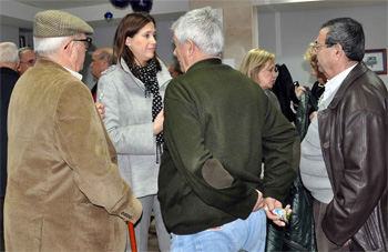 Visita a los mayores del Hogar del Jubilado de Unicaja