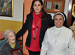 Rosa Romero visitando las residencias de ancianos