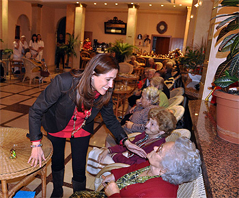 Rosa Romero visitando las residencias de ancianos