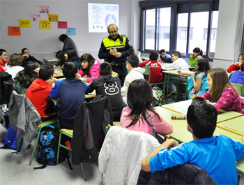 Policía Local durante las charlas de prevencion de igualdad