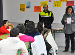 Policía Local durante las charlas de prevencion de igualdad