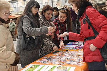 La concejal visitando el Mercadillo Solidario de la Protectora de Animales