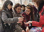 La concejal visitando el Mercadillo Solidario de la Protectora de Animales