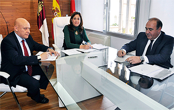 La alcaldesa de Ciudad Real firmaba con representantes de las entidades Bankia y Globalcaja