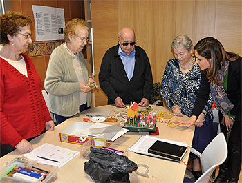 La alcaldesa visitando las residencias de ancianos