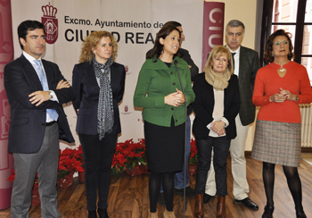 La Alcaldesa de Ciudad Real resalta el compromiso social de los periodistas locales durante el desayuno navideño ofrecido a los medios de comunicación