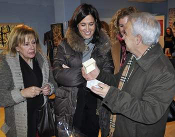 La Alcaldesa visita el mercadillo solidario de Solman y anima a los ciudadrealeños a que compren en estos mercados cuyos fondos van destinados a ayudar a los más necesitados