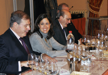 La Alcaldesa asiste a la última cata que organiza el Club de Vinos de Ciudad Real este año. Rosa Romero 