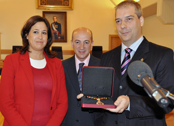 La Hermandad del Stmo. Cristo de la Caridad recibe la medalla de la Corporación Municipal. Rosa Romero: