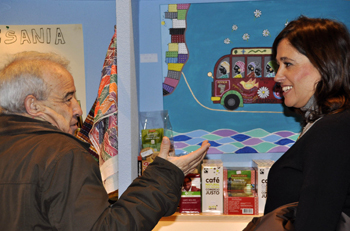 La Alcaldesa visita el mercadillo solidario de Solman y anima a los ciudadrealeños a que compren en estos mercados cuyos fondos van destinados a ayudar a los más necesitados