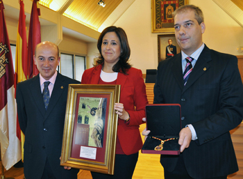 La Hermandad del Stmo. Cristo de la Caridad recibe la medalla de la Corporación Municipal. Rosa Romero:
