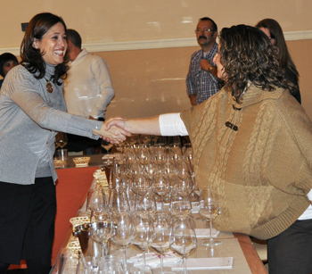 La Alcaldesa asiste a la última cata que organiza el Club de Vinos de Ciudad Real este año. Rosa Romero 