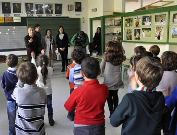 Con la visita a los colegios San Francisco Javier y Carlos Vázquez, la Alcaldesa inicia las tradicionales visitas navideñas a los centros escolares de la capital
