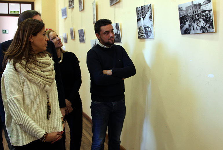 La alcaldesa visitando la exposición