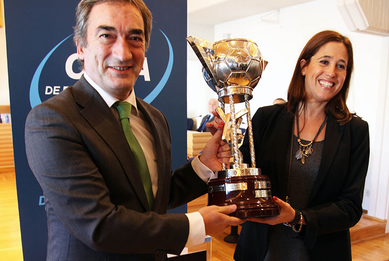 La alcaldesa recibe la Copa de España de Fútbol Sala
