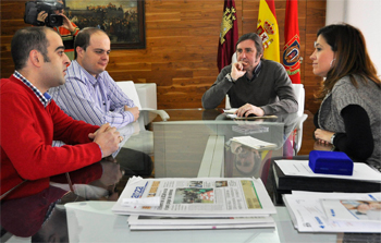 La alcaldesa en la reunión con la Agrupación Musical Santo Totomás de Villanueva