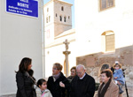 La alcaldesa inaugurando la placa de la Hermana Eulalia