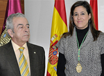 Rosa Romero recibe la medalla de la Hermandad de Alarcos