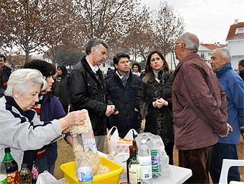 La alcaldesa durante las migas en el Barrio de Los Rosales