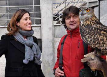 Rosa Romero en una exhibición de aves rapaces