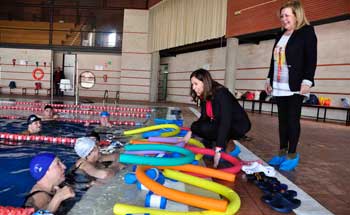 La alcaldesa de Ciudad Real ha visitado la actividad de natación