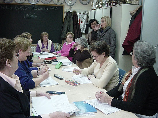 La concejal de Bienestar Social visita las aulas del Programa Municipal de Educación de Adultos
