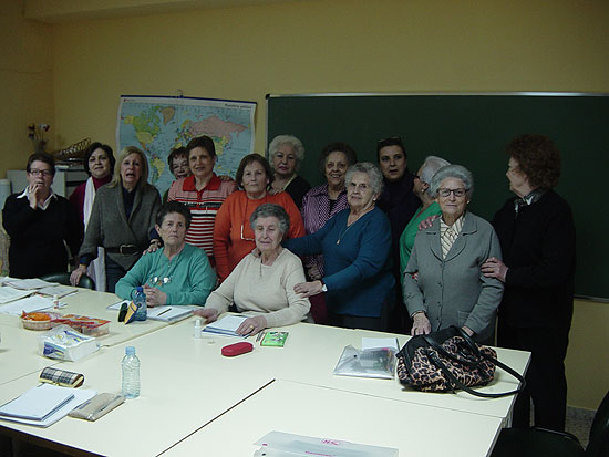 La concejal de Bienestar Social visita las aulas del Programa Municipal de Educación de Adultos