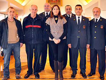 La alcaldesa con el grupo de bomberos