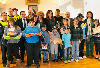 La alcaldesa con los ganadores del concurso