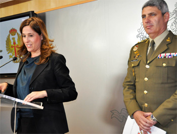 Rosa Romero y el Comandante Militar de Ciudad Real y Teniente Coronel Jefe del Batallón de helicópteros de ataque nº I (BHELA I), Alberto Javier García