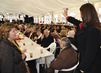 La Alcaldesa de Ciudad Real acompaña a los mayores en la merienda de carnaval organizada por el Ayuntamiento para este colectivo