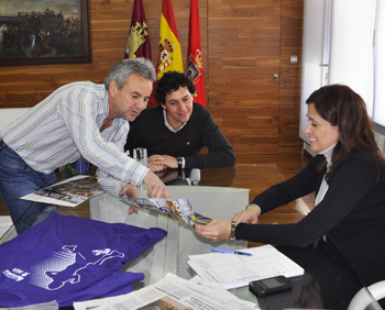 Rosa Romero se reúne con el Club de Maratón Ala 14 para conocer in situ los preparativos y organización de la carrera popular de Ciudad Real del próximo 3 de Marzo