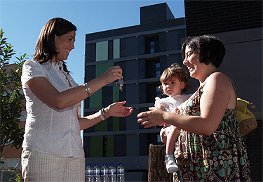 Rosa Romero entregando las llaves de las primeras viviendas impulsadas por la Emusvi