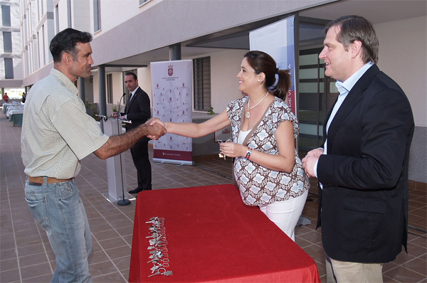Rosa Romero entrega las llaves de 118 VPO promovidas por EMUSVI