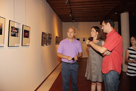 La alcaldesa inaugura la exposición compuesta por los trabajos presentados al Certamen de Fotoperiodismo 
