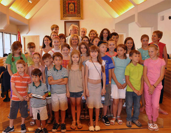 Niños ucranianos y a sus familias de acogida en el Ayuntamiento