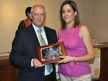 Rosa Romero recibe la placa