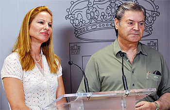 La concejala de Festejos presentando dos actividades que organiza el Ateneo Taurino Manchego de la capital