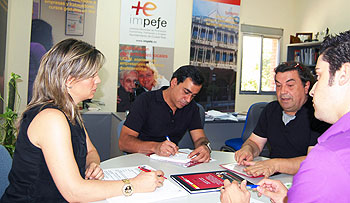 Lola Merino durante la reunión