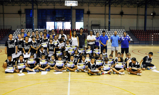 entrega los diplomas a los alumnos del Campus Municipal de Balonmano 