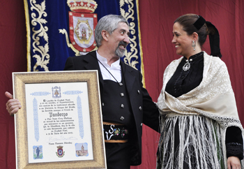 La Alcaldesa de Ciudad Real invita a todos a disfrutar de la Pandorga. Rosa Romero felicitó al Pandorgo 12’, Juan Cruz, por su carácter solidario, generoso y abierto