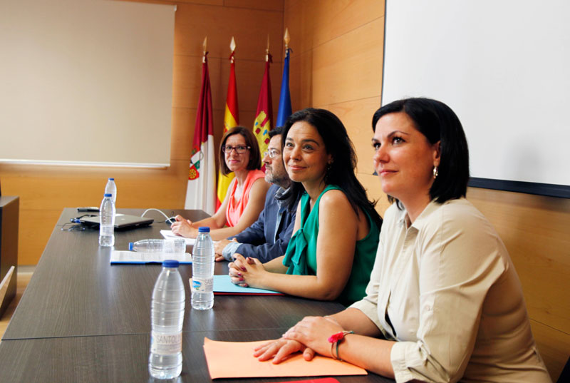Pilar Zamora en un coloquio de alcaldes en la universidad 
