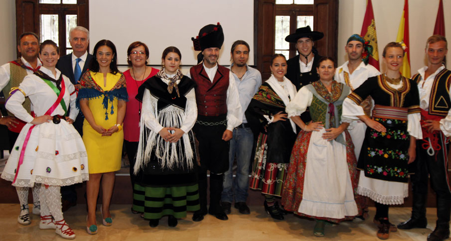 Recepción a los participantes en el Festival Internacional de Folclore que organiza Mazantini