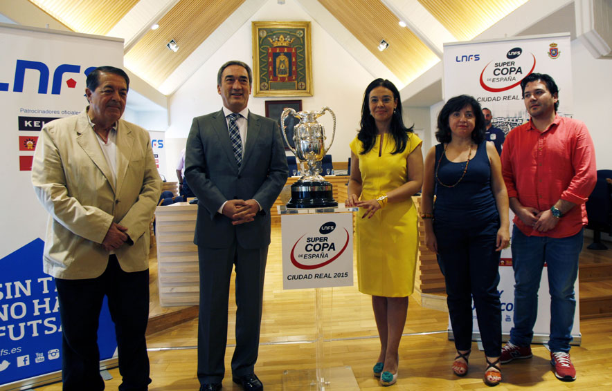 Pilar Zamora y el presidente de la Liga Nacional de Fútbol Sala, Javier Lozano